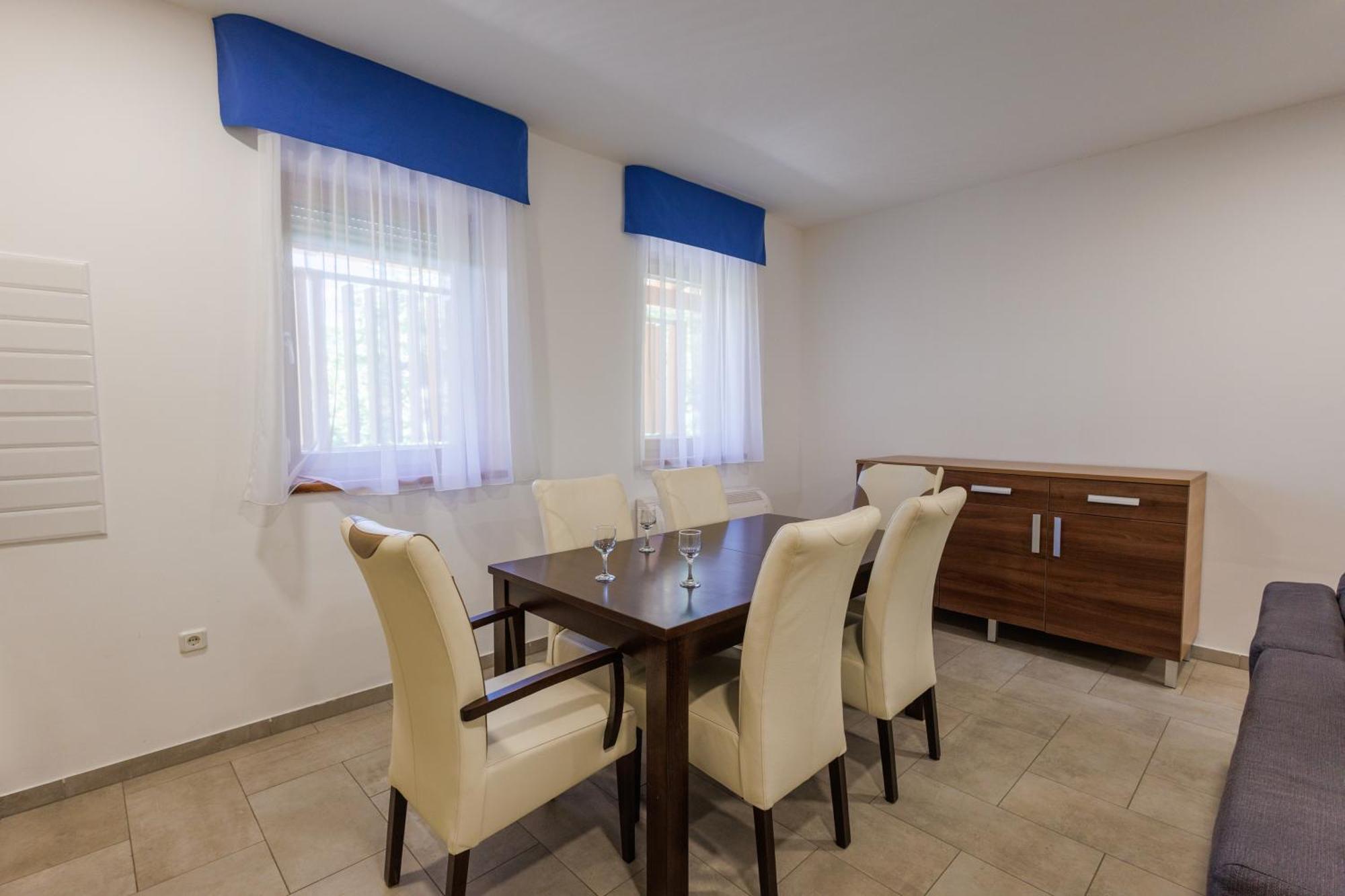 Jacht Apartmanok Balatonfured Exterior photo